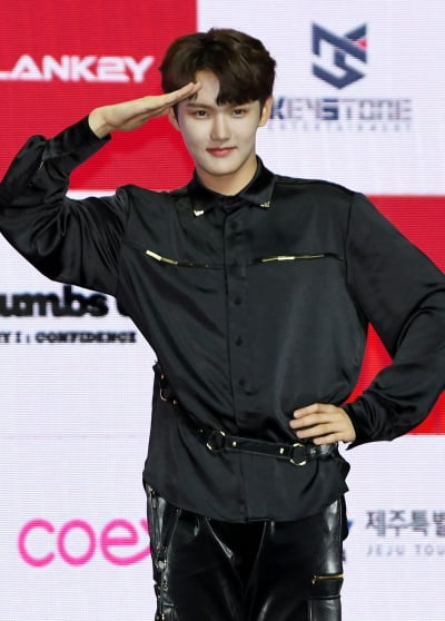 [TEN 포토] 블랭키 동혁 '매력 넘치는 경례'