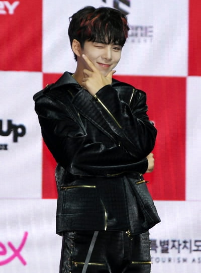 [TEN 포토] 블랭키 마이키 '치명적인 윙크'