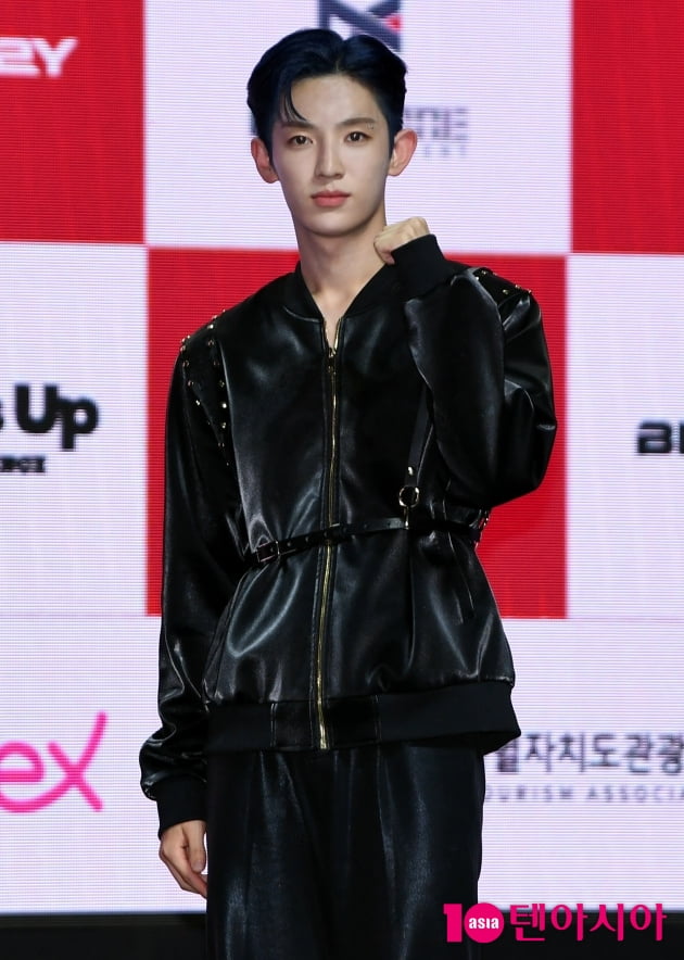 [TEN 포토] 블랭키 시우 '시선 사로잡는 블루헤어'