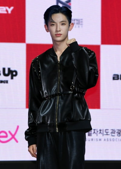 [TEN 포토] 블랭키 시우 '시선 사로잡는 블루헤어'