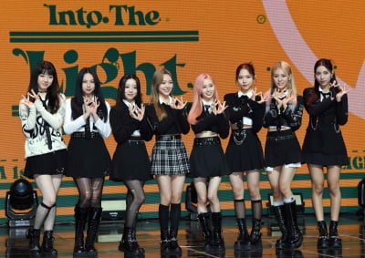 [TEN 포토] 라잇썸 '타이틀곡 'ALIVE'로 컴백'