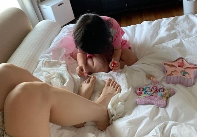 이지혜, 아침부터 '♥문재완' 똑닮은 태리에게 받은 페디큐어 "돈 주고 안하겠지만…"[TEN★]