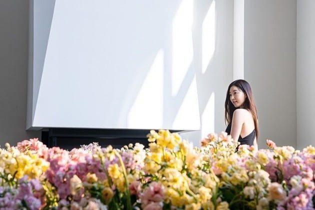 김사랑, 등 라인 드러낸 파격 의상…꽃보다 아름다워[TEN★]