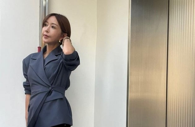 '상습 도박 논란' 슈, 미팅하는 날 덥다더니…롱부츠 신고 각선미 자랑[TEN★]