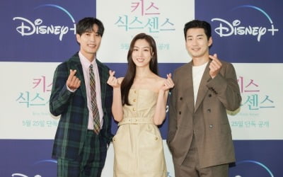 [종합] "키스 너무 많아"…'새신랑' 윤계상, 서지혜와 집→탕비실서 입맞춤 ('키스식스센스')