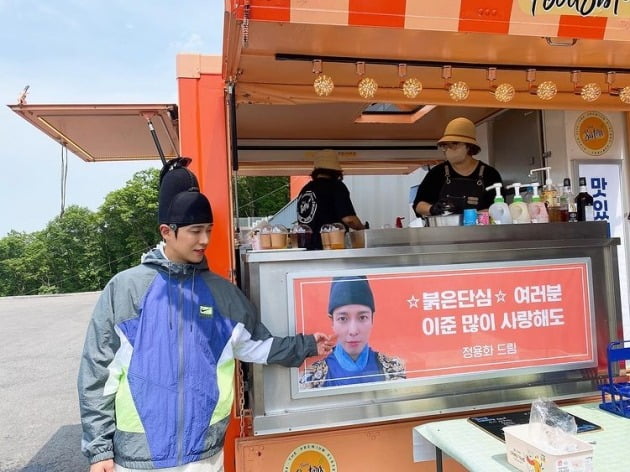 정용화, '절친' 이준 위해 커피차 선물 "이준 많이 사랑해도"[TEN★]