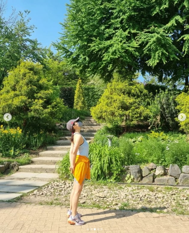 신애라, 서울숲에서 돋보이는 건강美...차인표 또 반하겠네[TEN★]