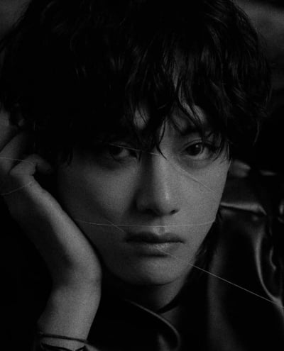 방탄소년단 뷔, 흑백 뚫고 나오는 비주얼 천재...열애설 후 첫 근황[TEN★]