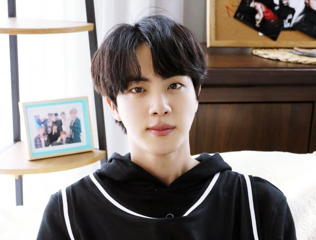 방탄소년단 진, 'Yours'와 '슈퍼참치'로 세운 한국 솔로 최초·유일·최장 대기록