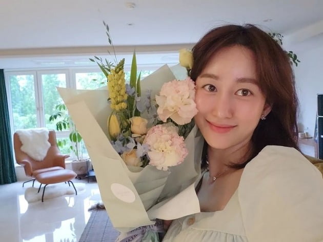 '치과의사♥' 전혜빈, 꽃보다 예쁜 민낯…꽃다발 선물 받고 신난 예비맘[TEN★]