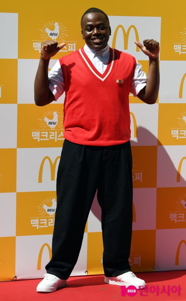 [TEN 포토] 조나단 '콩고왕자 드디어 광고모델 등극'