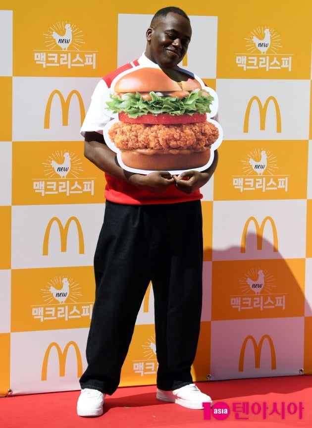 [TEN 포토] 조나단 '행복한 미소'