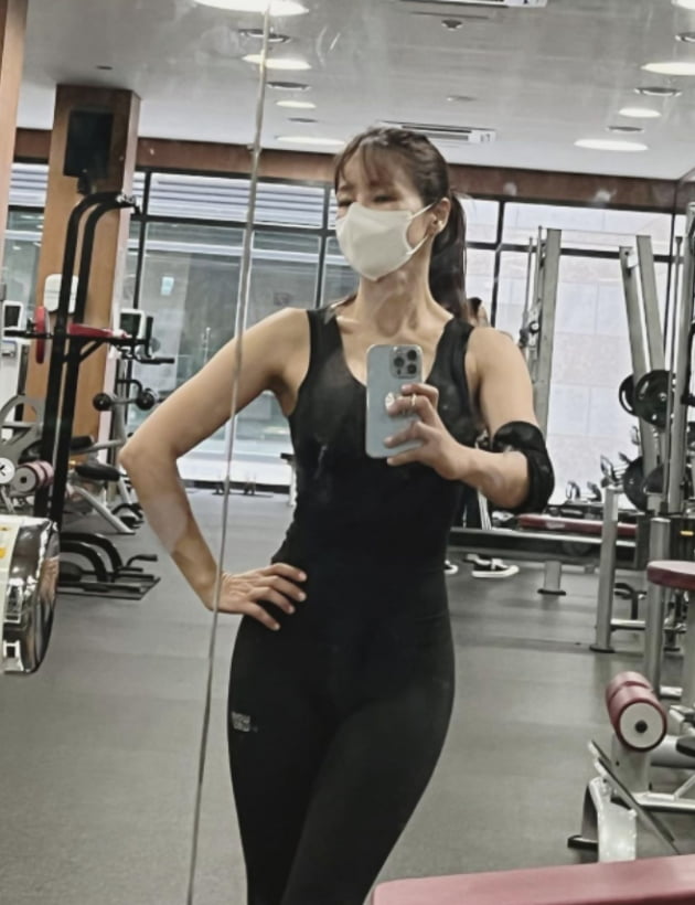 '♥17세 연하' 미나, 51세 맞아? 美친 골반 라인 자랑[TEN★]
