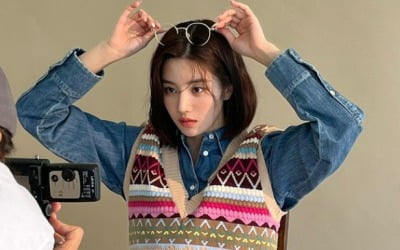 권은비, 감독 잡아먹을듯한 눈빛…더운데 니트입고 '열일'[TEN★]
