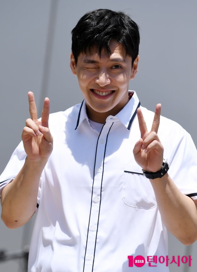 [TEN 포토] 강하늘 '치명적인 윙크'