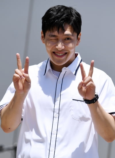 [TEN 포토] 강하늘 '치명적인 윙크'