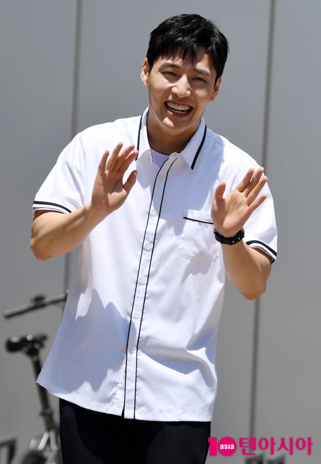 [TEN 포토] 강하늘 '댄스는 사양합니다'