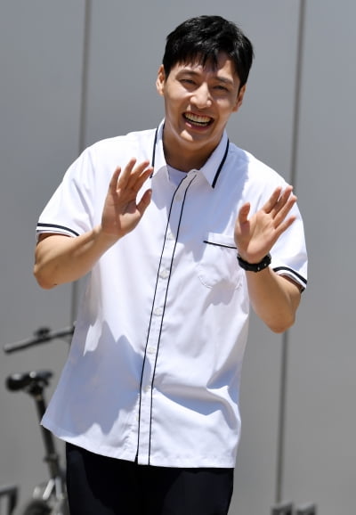 [TEN 포토] 강하늘 '댄스는 사양합니다'