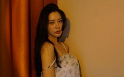 '사업가♥'클라라, 한쪽 어깨 끈 내리고 유혹?…오묘한 눈빛까지 '100점'[TEN★]