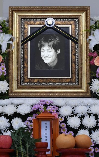 [TEN 포토] 故 이얼, '영정 속 환한 미소만 남기고'