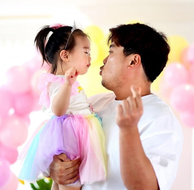 류현진♥배지현, 똑 닮은 2살 딸…생일 기념 뽀뽀 세례 [TEN★]