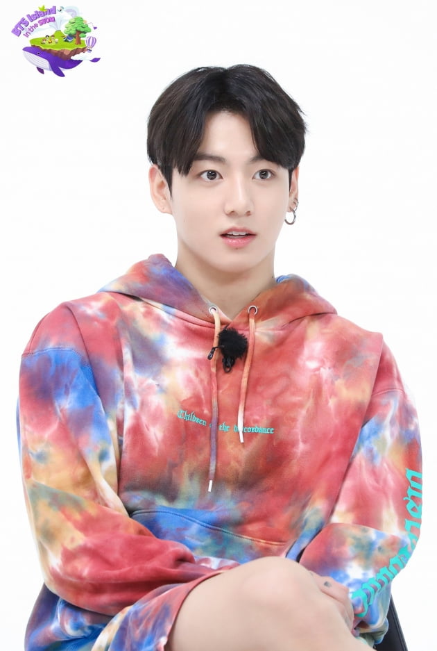 방탄소년단 정국, '인더섬' 포토 앨범서 '청초 꽃미남' 포스...여심 저격
