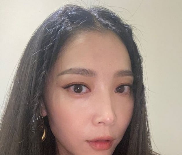 오윤아, 히피 소녀로 변신한 싱글맘…근접샷에도 굴욕 없는 미모[TEN★]