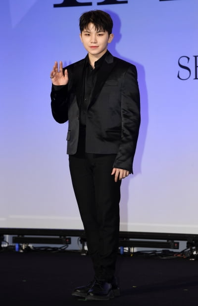 [TEN 포토] 세븐틴 우지 '부드러운 인사'