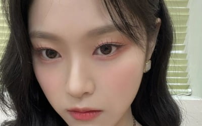 '이달소' 현진, 옹졸한 입매가 귀여워…오빛 향한 눈빛은 고혹적[TEN★]