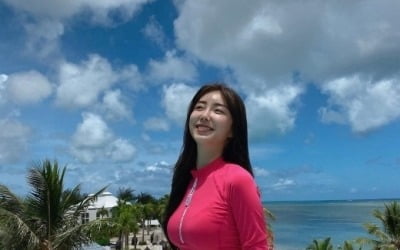 치어리더 안지현, 핑크 수영복 자태…'명품 몸매' 과시 [TEN★]