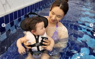 '20kg 감량' 배윤정, 풀빌라에서 보라색 비키니 선택…11개월 아들과 첫 여행[TEN★]