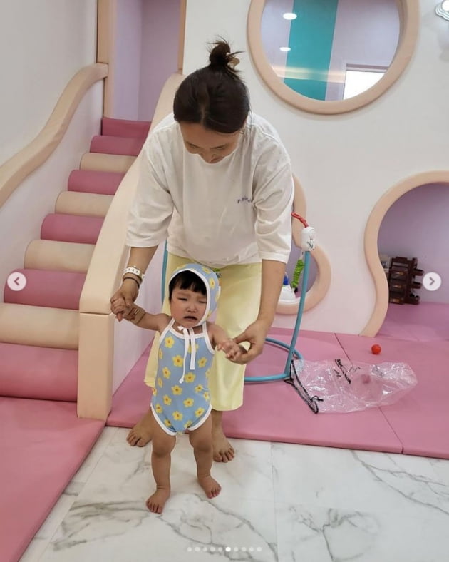 '20kg 감량' 배윤정, 풀빌라에서 보라색 비키니 선택…11개월 아들과 첫 여행[TEN★]