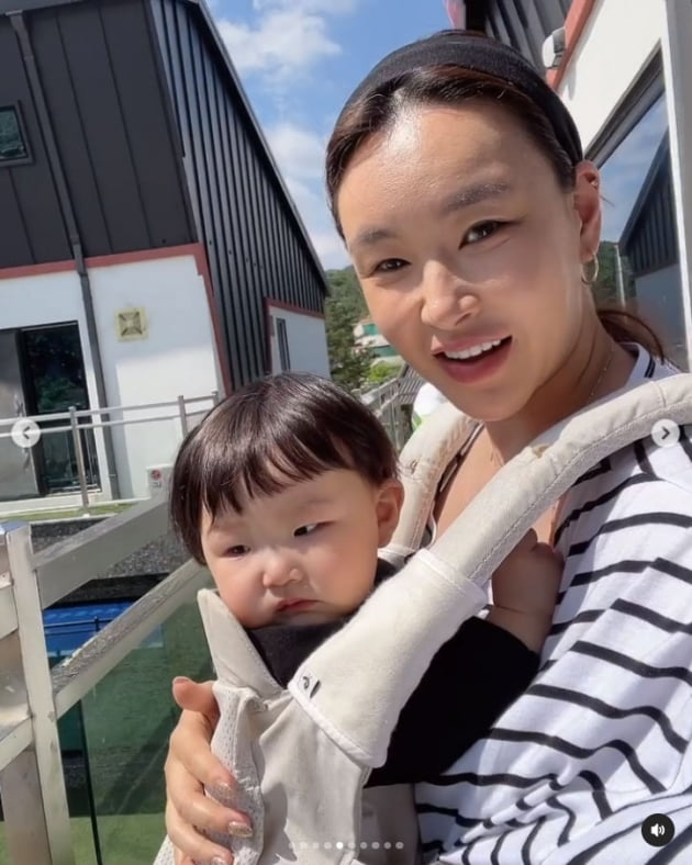 '20kg 감량' 배윤정, 풀빌라에서 보라색 비키니 선택…11개월 아들과 첫 여행[TEN★]