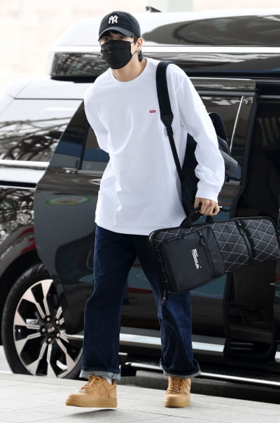 [TEN 포토] 방탄소년단 정국 '러블리한 공항패션 '