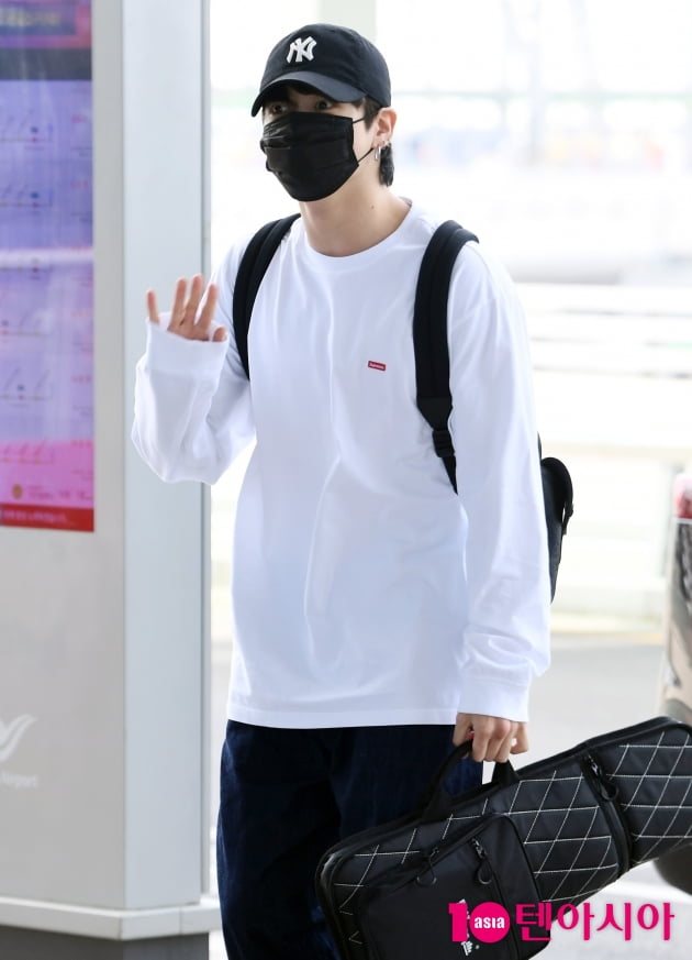 [TEN 포토] 방탄소년단 정국 '편안함과 스타일 모두 챙긴 공항패션 '