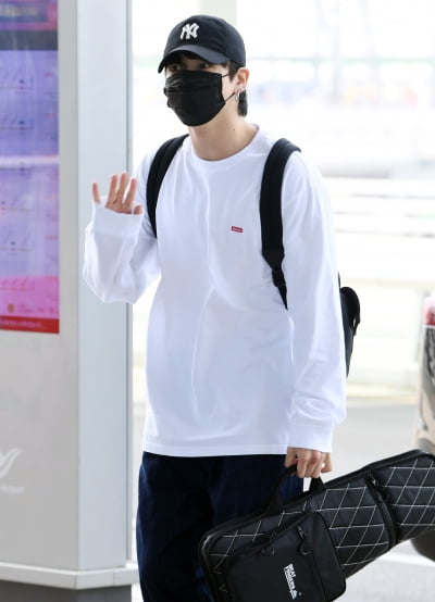 [TEN 포토] 방탄소년단 정국 '편안함과 스타일 모두 챙긴 공항패션 '