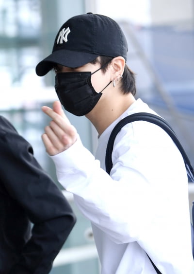 [TEN 포토] 방탄소년단 정국 '하트 뿌리며 출국'