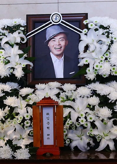 [TEN 포토] 故 임준혁 '영정 속 안타까운 미소'
