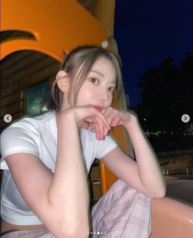 르세라핌 사쿠라, 한줌 개미 허리...장미꽃 기죽이는 미모[TEN★]