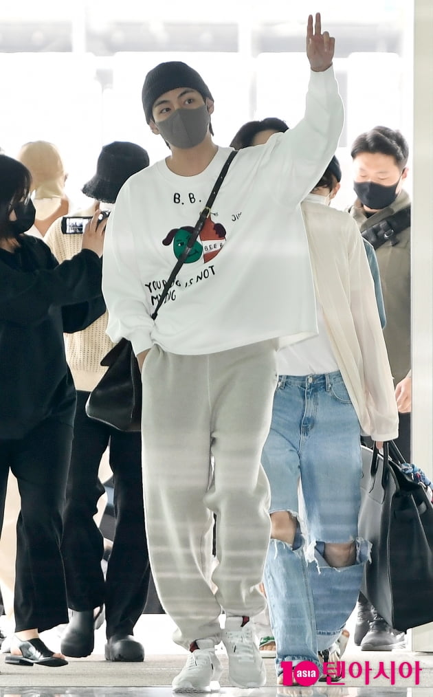[TEN 포토] 방탄소년단 뷔 '오늘은 기분좋은 출국'