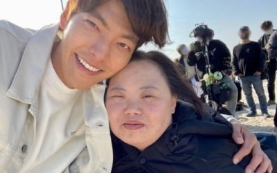 김우빈, ♥신민아 질투 폭발하겠네…다른 여배우와 밀착 스킨십 셀카 [TEN★]