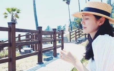 손예진, ♥현빈이 찍어줬나…산책 나선 새신부 '비주얼 美쳤네' [TEN★]