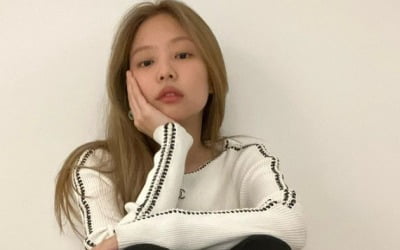 '뷔 열애설' 제니, 명품 C사 입고 바닥에 털썩…진정한 힙스터 일상[TEN★]