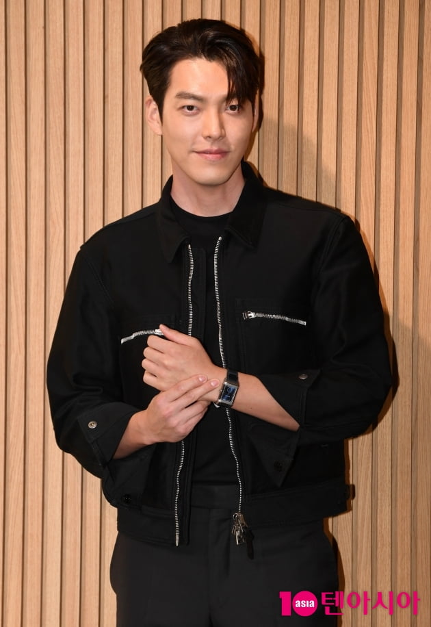 [TEN 포토] 김우빈 '이른아침 짙은 이목구비'