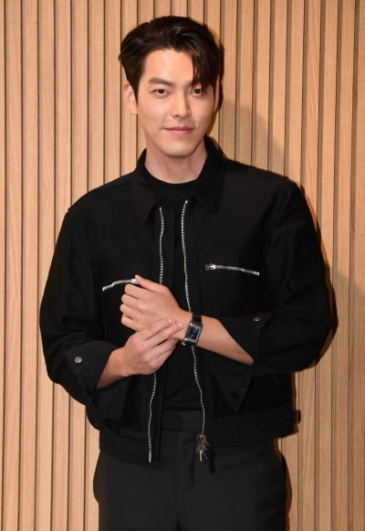 [TEN 포토] 김우빈 '이른아침 짙은 이목구비'
