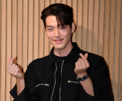 [TEN 포토] 김우빈 '하트 뿌려요'