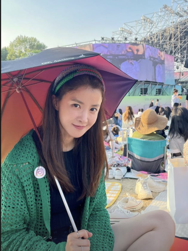 이시영, 맑은 날 우산은 왜?…축제 제대로 즐기네 [TEN★]
