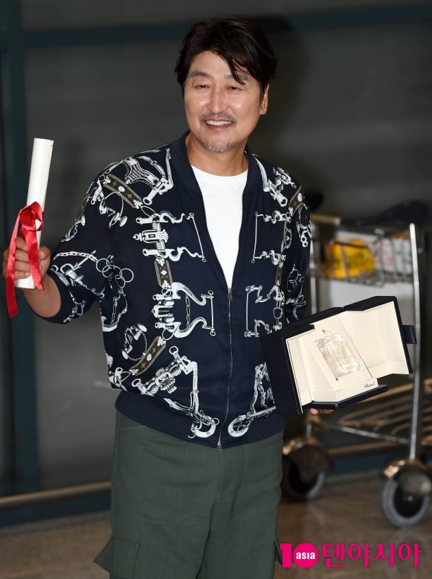 [TEN 포토] 송강호 ' 칸영화제에서 남자 배우 최초 남우주연상 수상 입국'