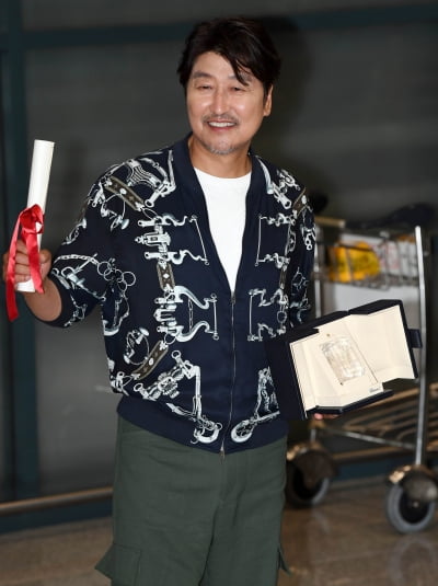 [TEN 포토] 송강호 ' 칸영화제에서 남자 배우 최초 남우주연상 수상 입국'