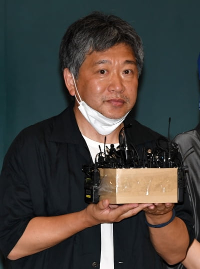 [TEN 포토] 소감 말하는 고레에다 히로카즈 감독